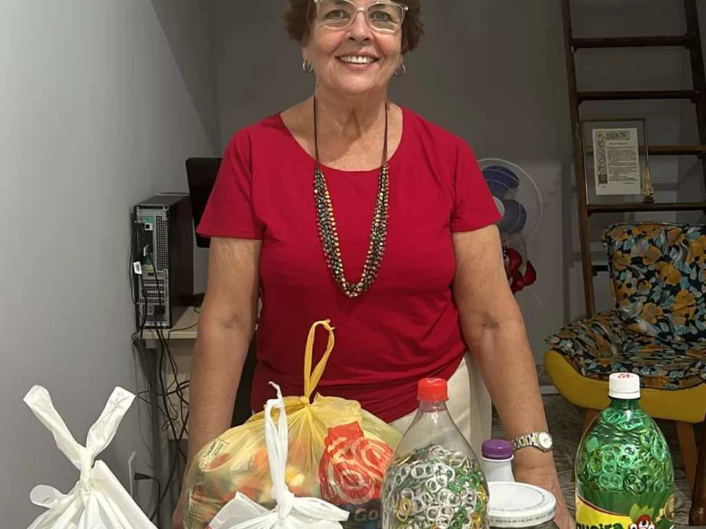 Presidente Dulce recebendo doações na sede da ASL